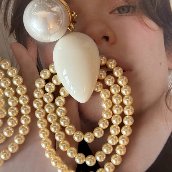 Chic Pearl Hoop Earrings - Picture 7 of 9